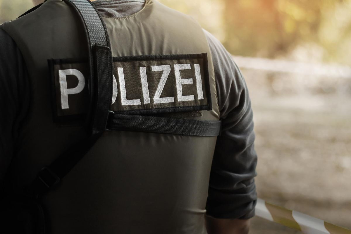Polițiștii au tras asupra unei mașini care a intrat într-un grup de oameni în Germania. Mai mulți răniți