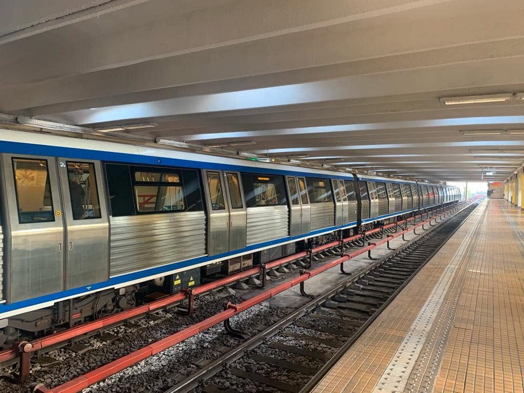 Incident grav la stația de metrou Constantin Brâncoveanu din Capitală: un tânăr de 22 de ani s-a aruncat în fața trenului și a fost grav rănit