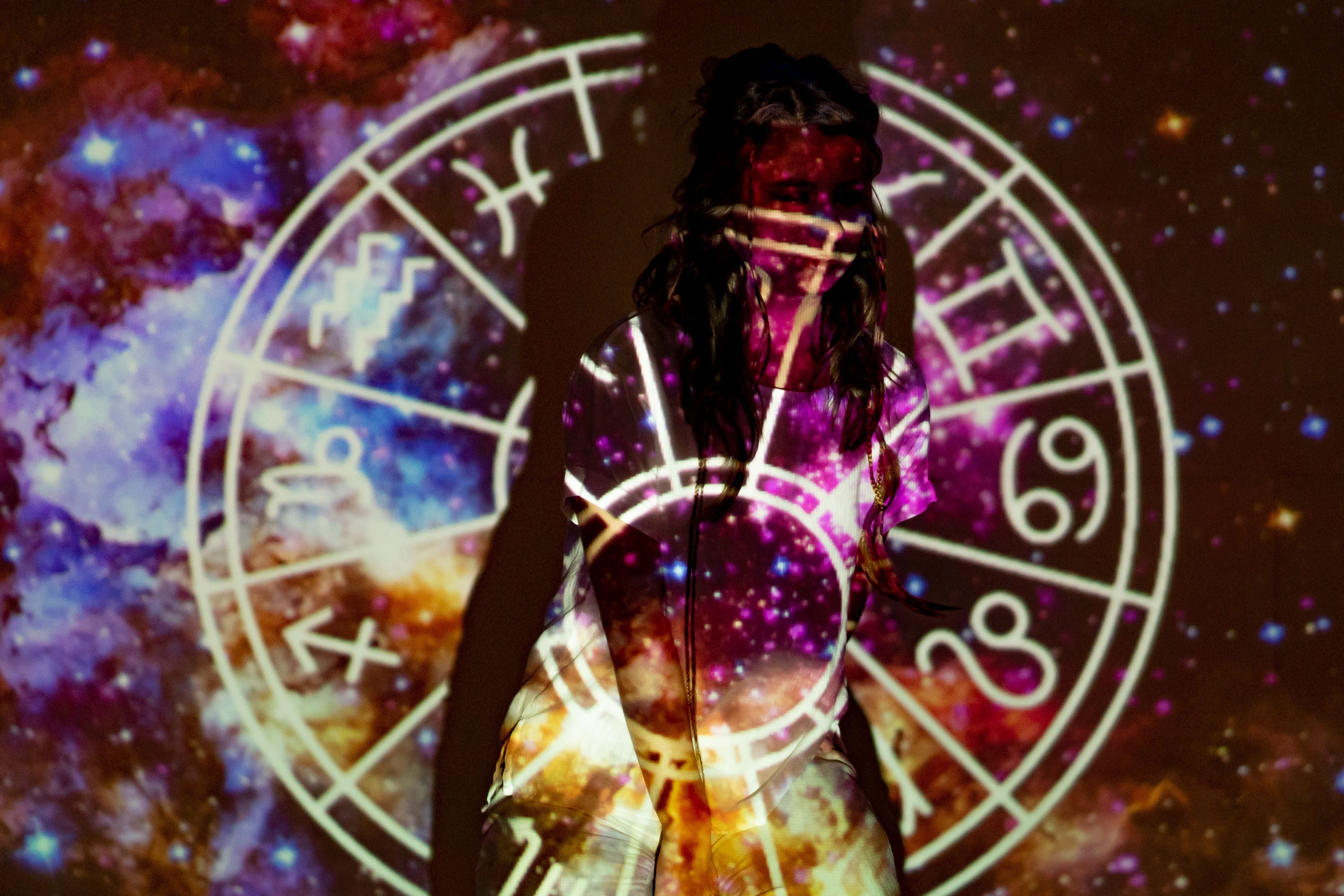 Horoscop 22 octombrie 2026. Racii au noroc la bani, Berbecii descoperă oportunități de câștig