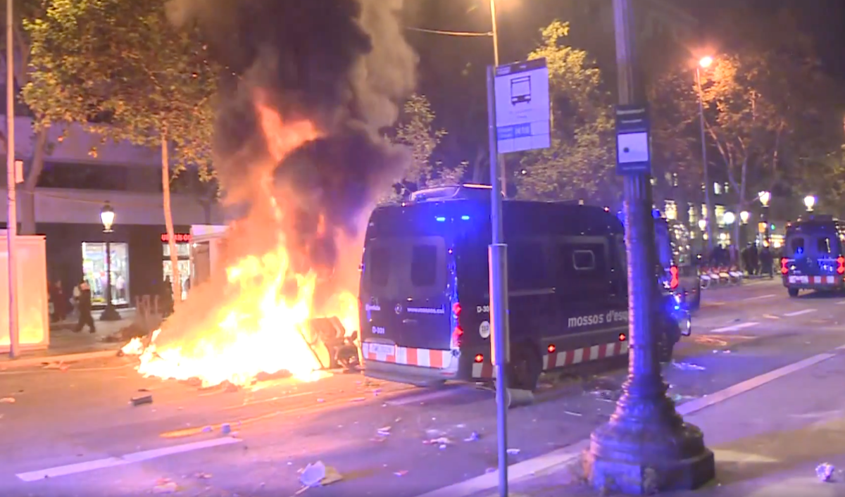 Haos și violențe în Barcelona. 100 de persoane arestate, magazine jefuite și zeci de incendii