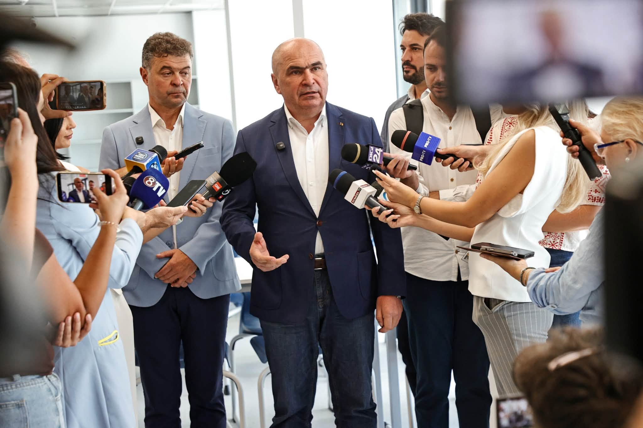 Scandal în PNL: liberalii votează Guvernul Niculescu, dar trec în opoziție. Ultimatum pentru demnitari: cei care refuză riscă să fie excluși din partid