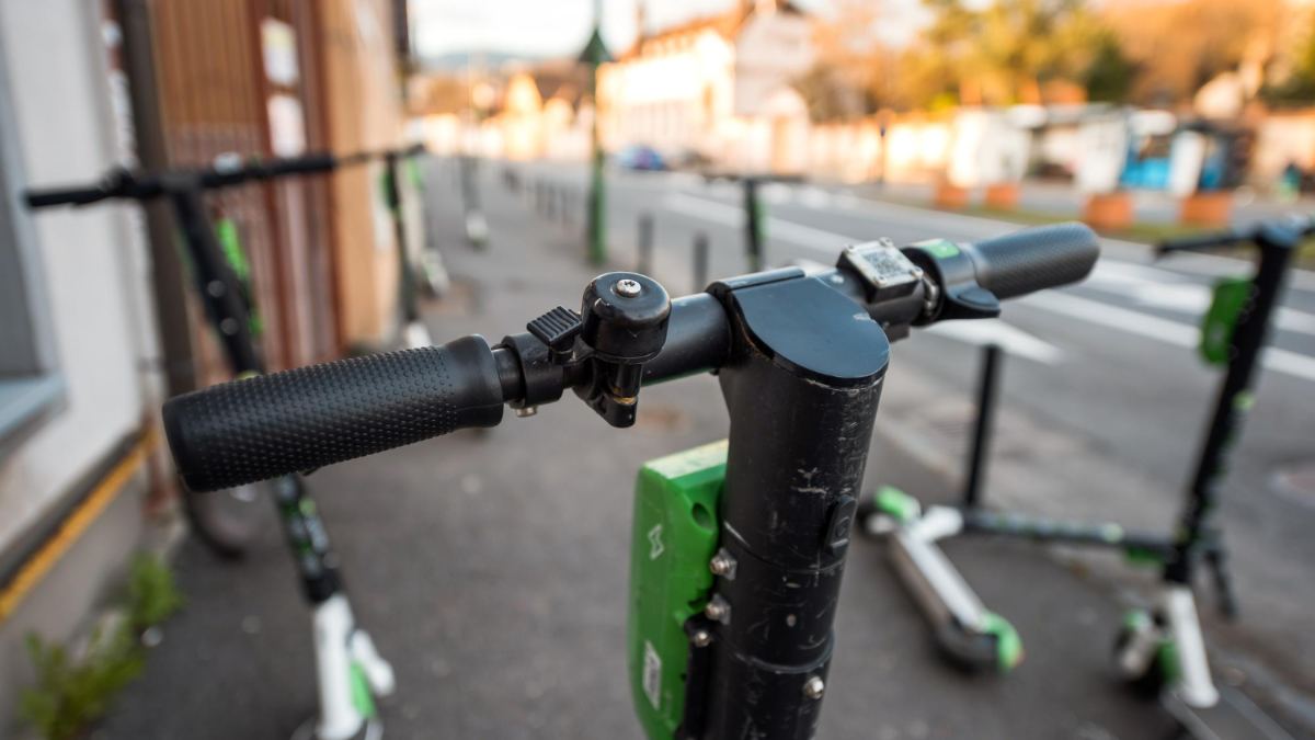 Reguli noi pentru trotinetele electrice în București. Amenzi de până la 10.000 de lei și restricții