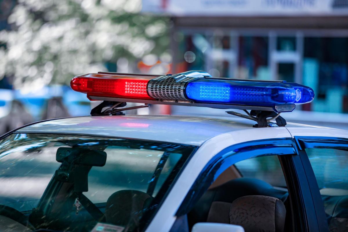Bărbat din Constanța, reținut după ce a încălcat ordinul de protecție și a distrus o mașină de poliție