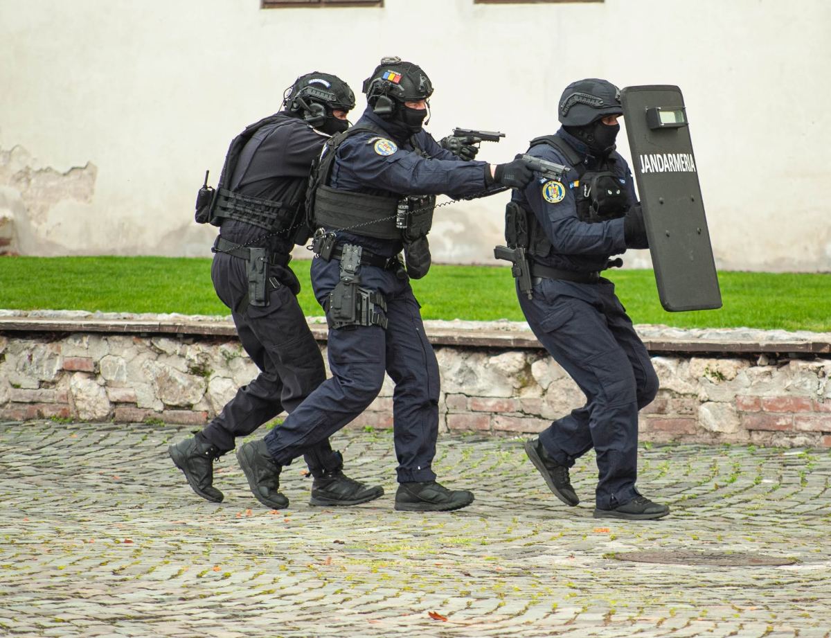 Percheziții după descoperirea camerelor ascunse în prizele unei cabane din Sibiu. Ce au găsit polițiștii