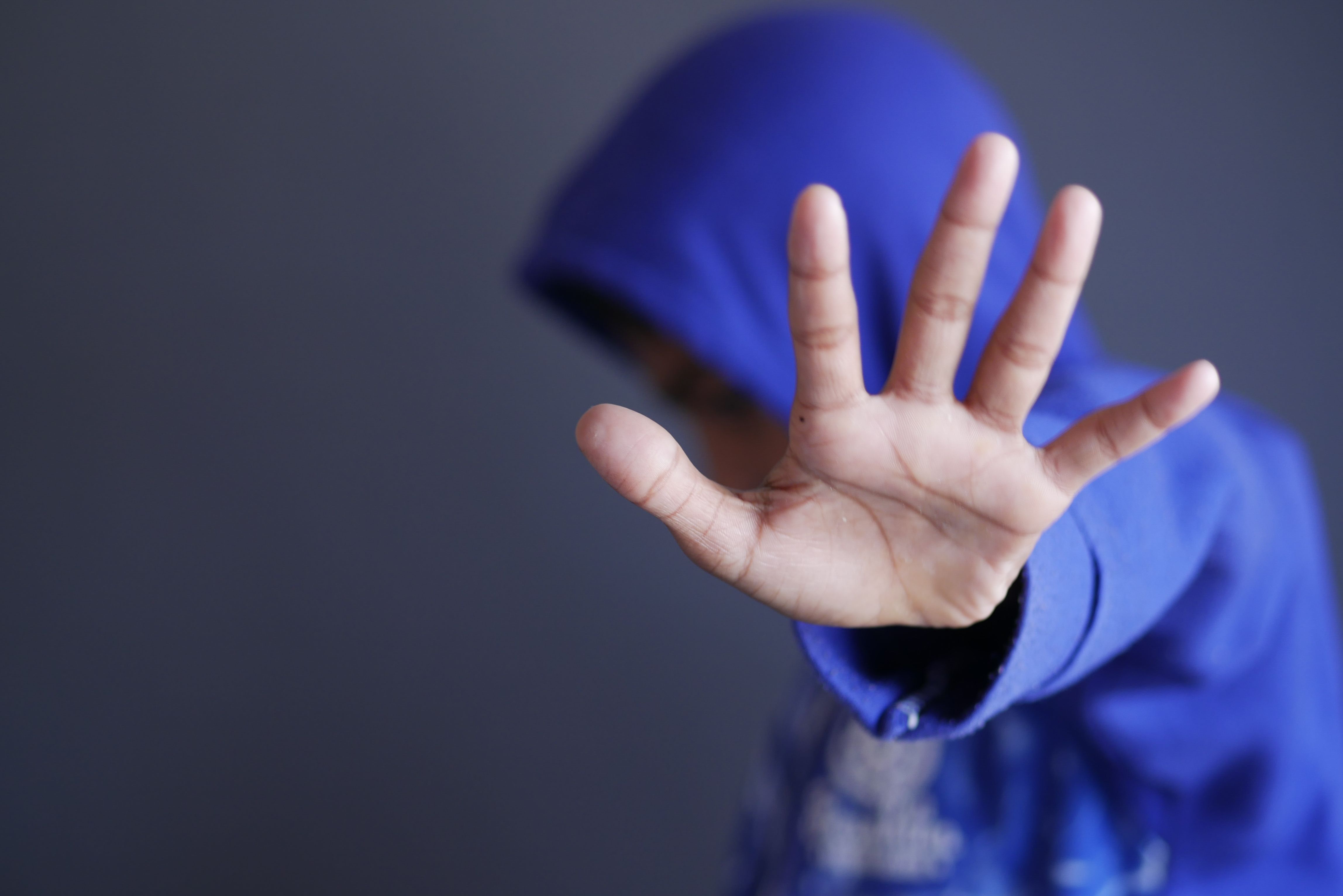 Elev de 14 ani, bătut și amenințat cu moartea de un coleg, în timpul orei, la o școală din Târgoviște