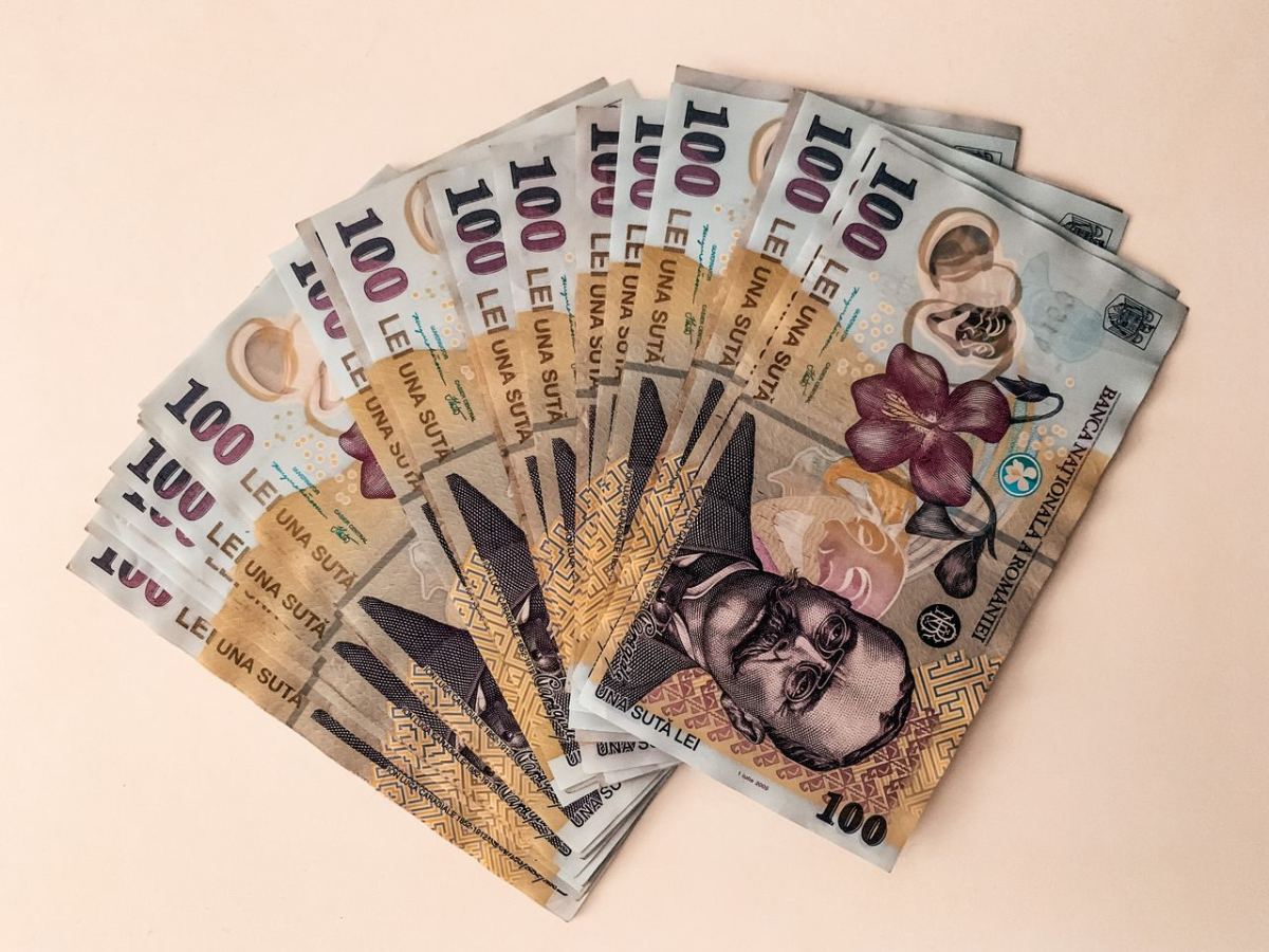 7 din 10 bugetari spun că statul risipește banii publici. Pe ce se duc fondurile, potrivit angajaților