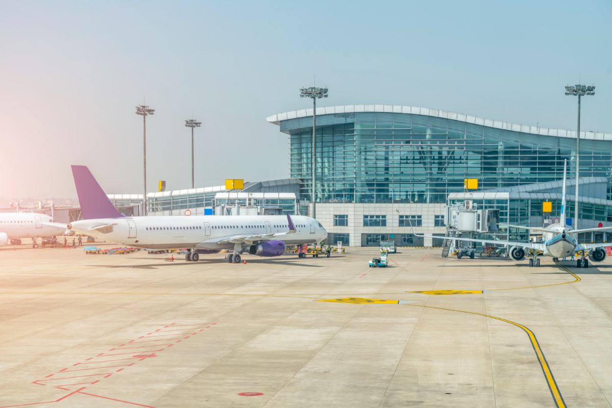 Incendiu pe Aeroportul Henri Coandă, între terminalele Sosiri și Plecări. O femeie este suspectată