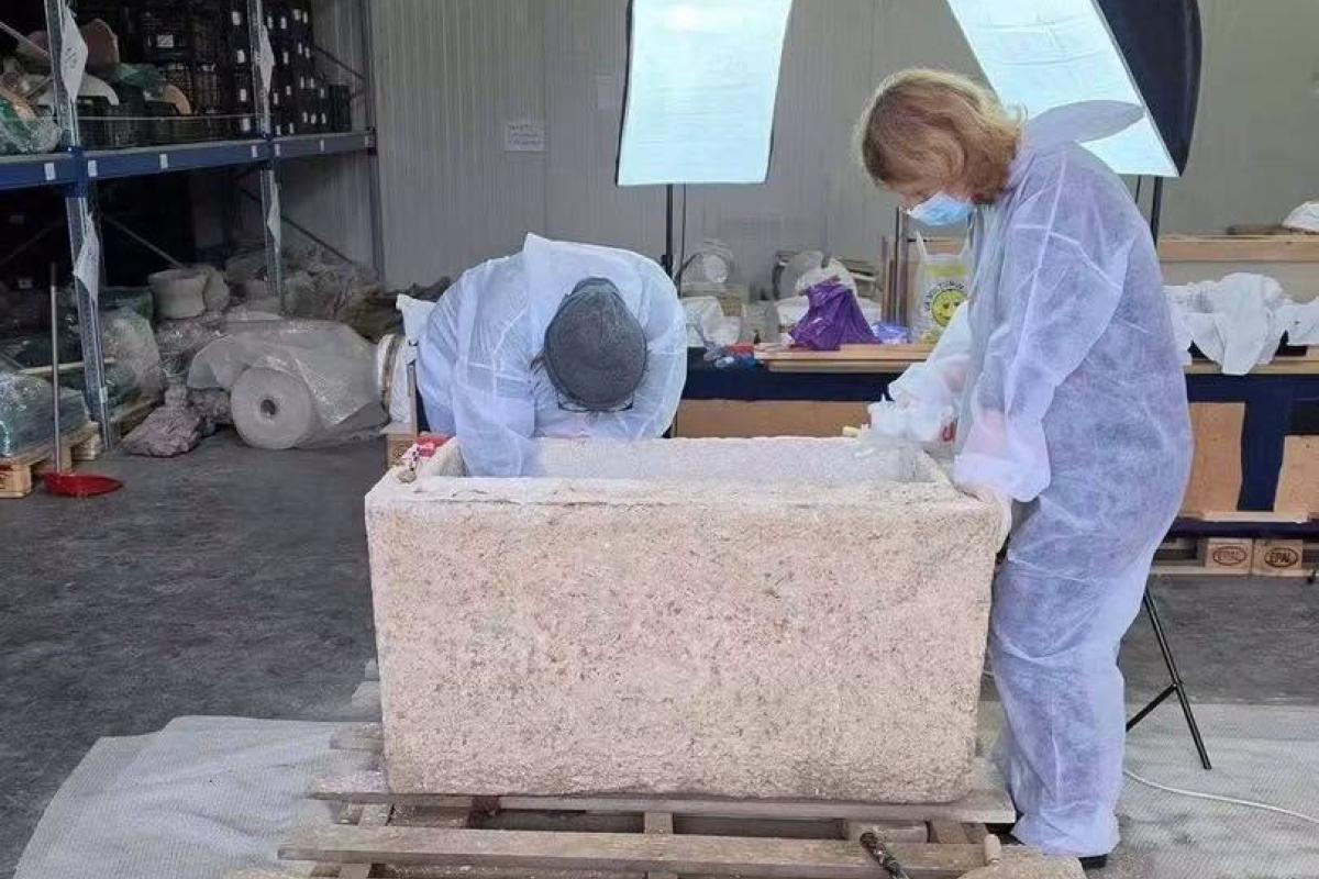 Descoperire arheologică la Constanța. Sarcofag roman intact, cu jucării și flori în mormântul unui copil