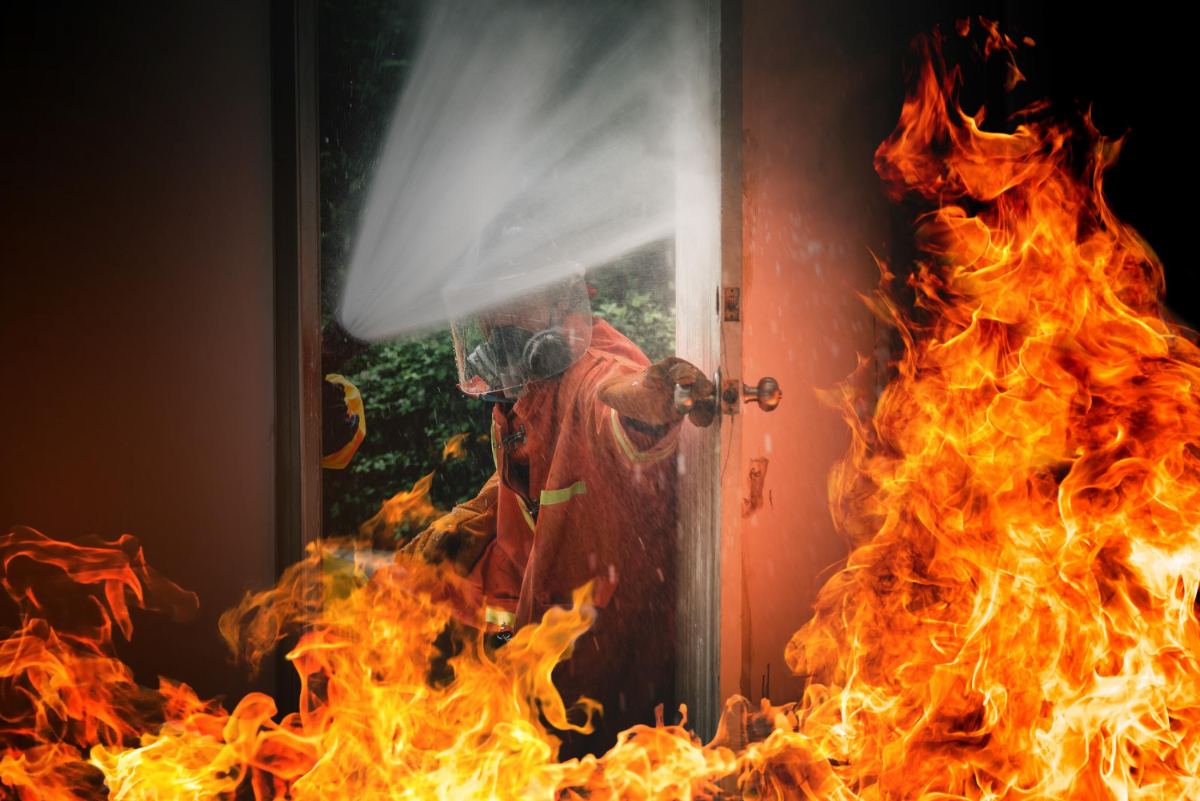 Doi frați de 2 și 4 ani au murit intoxicați cu fum în Sibiu. Un reșou electric ar fi provocat incendiul