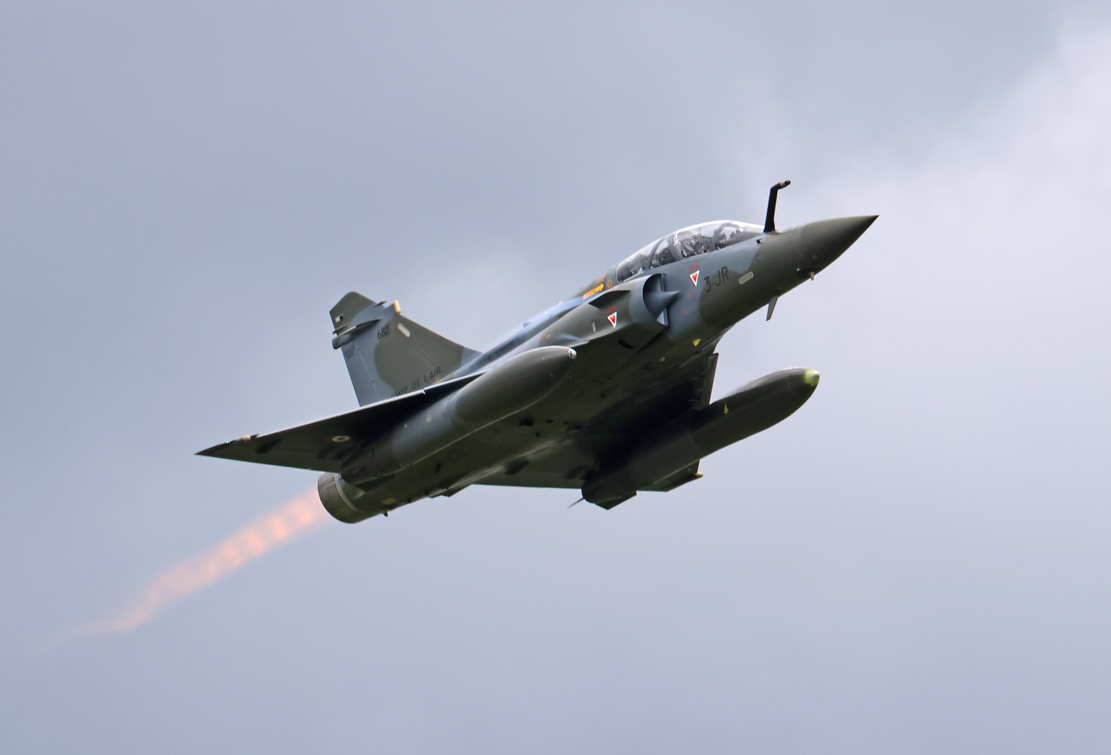 Accident aviatic grav în Franța. Un avion de război, Mirage 2000D, s-a prăbușit în timpul unui zbor de noapte: un militar a murit, altul este dat dispărut