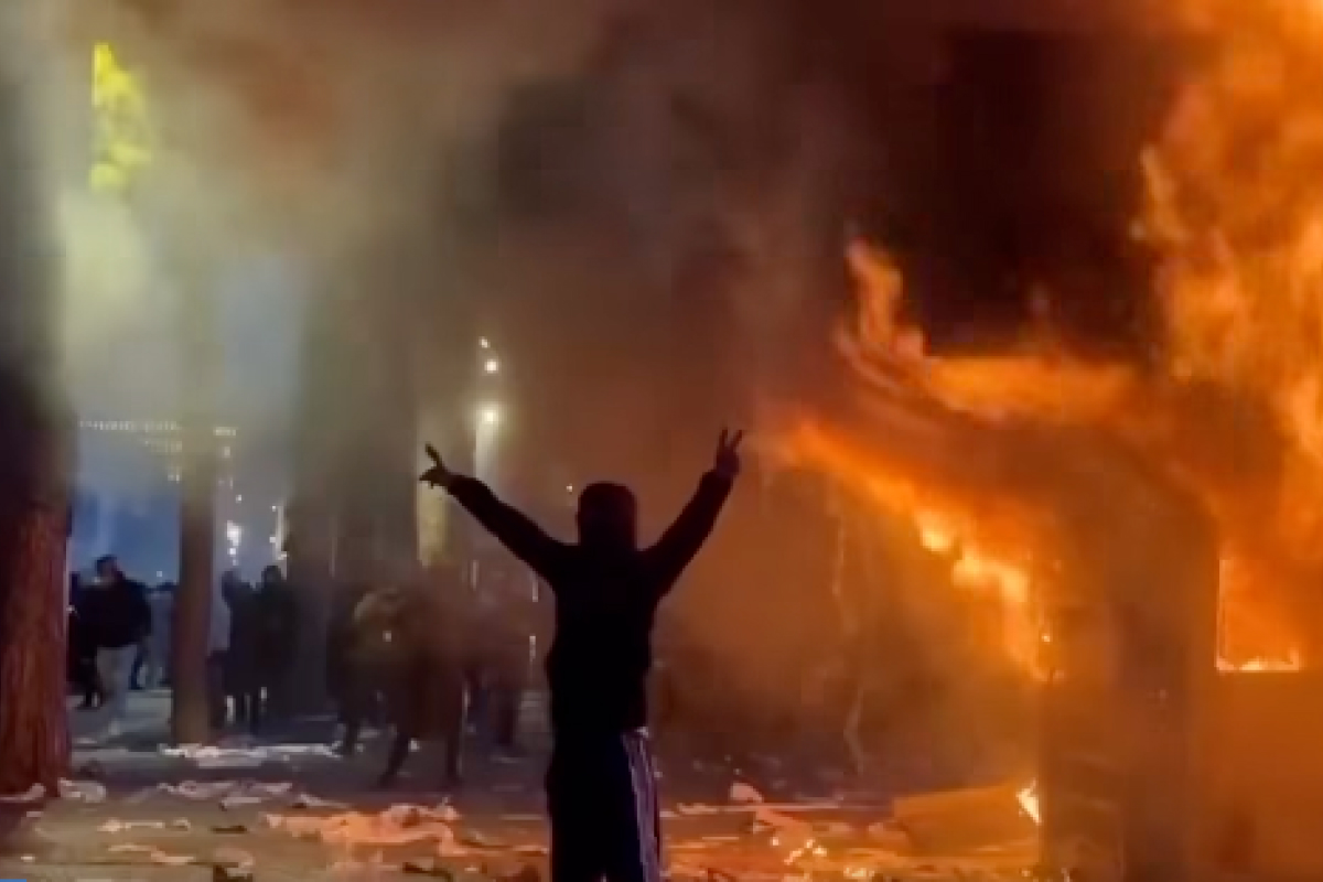 Albania, zguduită de proteste violente de șapte zile: Curtea Supremă, complet distrusă. Parlamentul și Ministerul Educației, luate cu asalt. Edi Rama acuză Rusia că alimentează revoltele