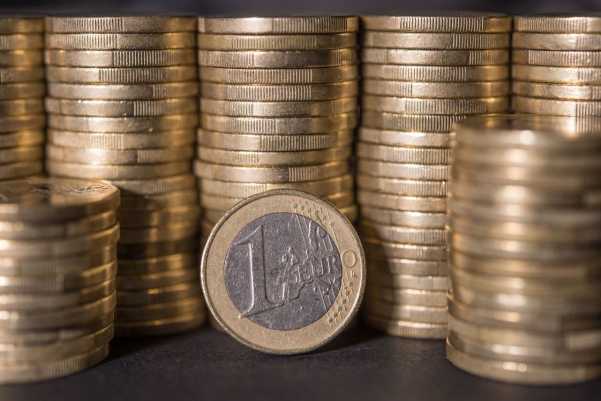 Curs BNR, luni, 26 octombrie 2026. Euro și dolarul scad, iar francul elvețian pierde aproape 3 bani
