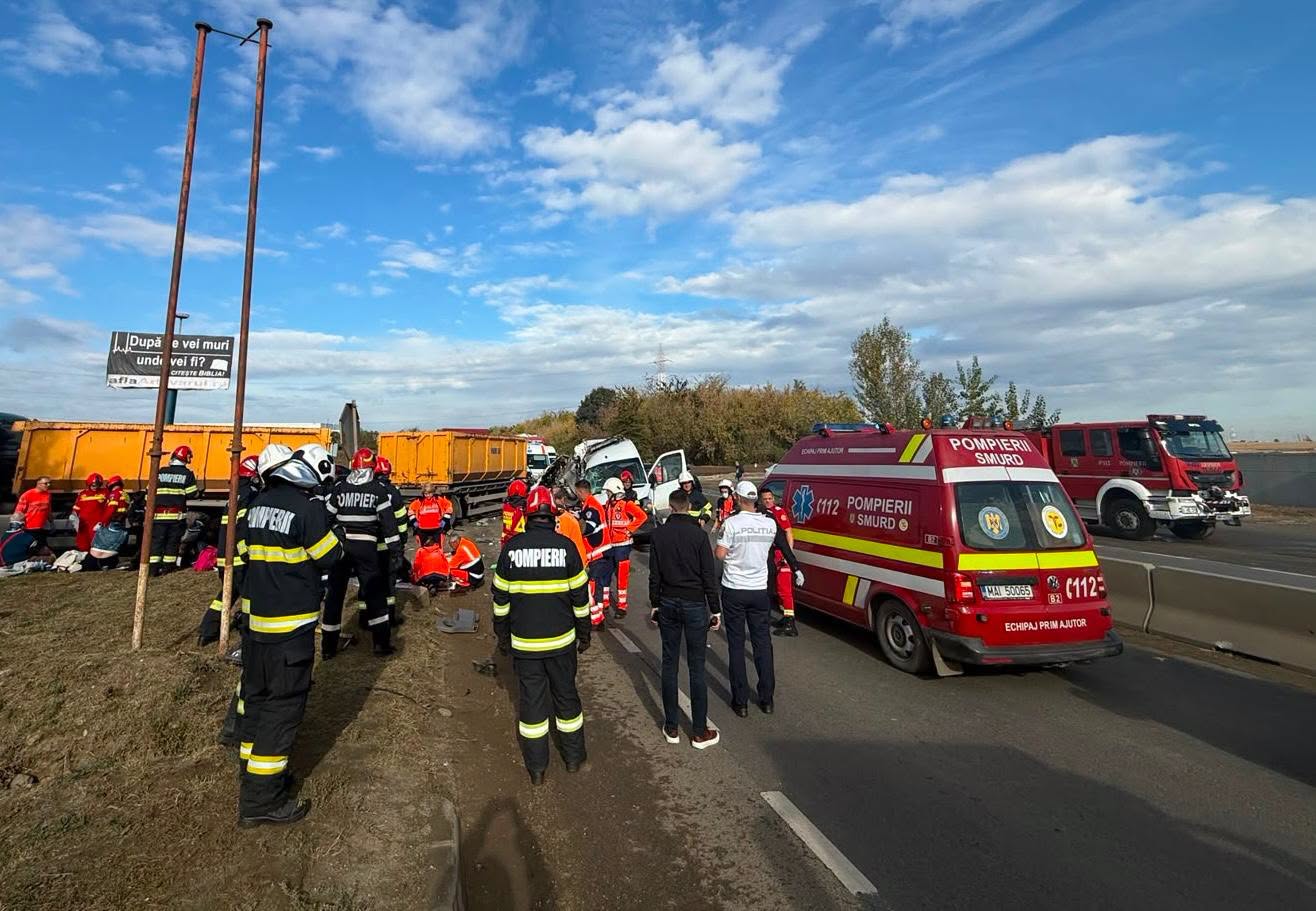 Accident grav în Buftea: doi morți și 14 răniți după ce un microbuz a lovit o autobasculantă pe DN7