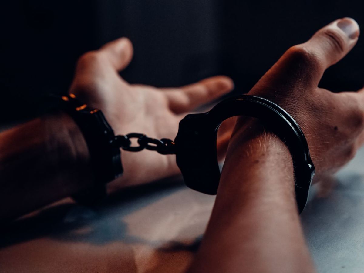Un bărbat care mergea la dializă în Pitești și-a făcut timp să fure două portofele în drum. Culmea, suspectul era în plasat în arest la domiciliu